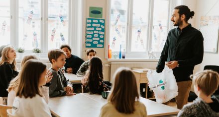 Lärare berättar om skräp för elever i ett klassrum